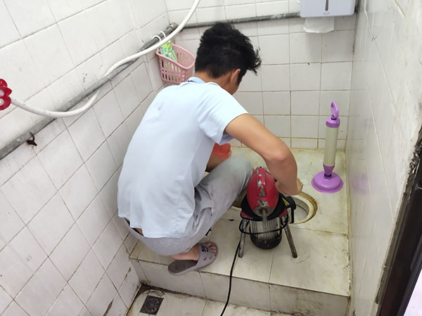 勐海管道堵塞冒臭气 专业师傅现场解决问题